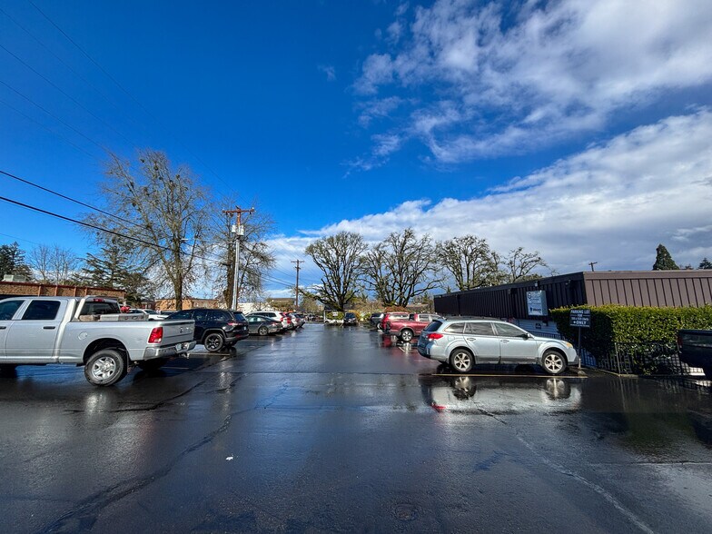 More Photos Of 1515-1535 Liberty St SE, Salem Medical For Lease