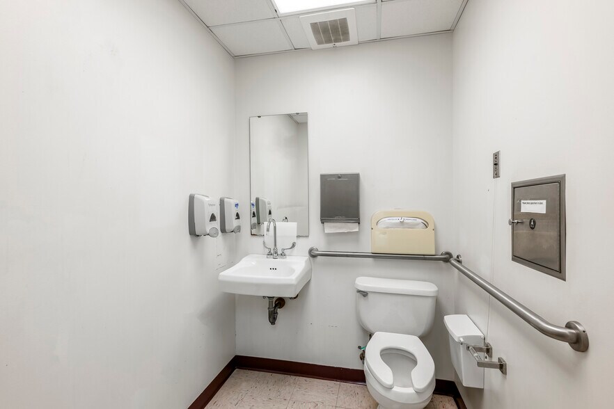 More Photos Of 820 S Illinois Ave, Republic Medical For Sale