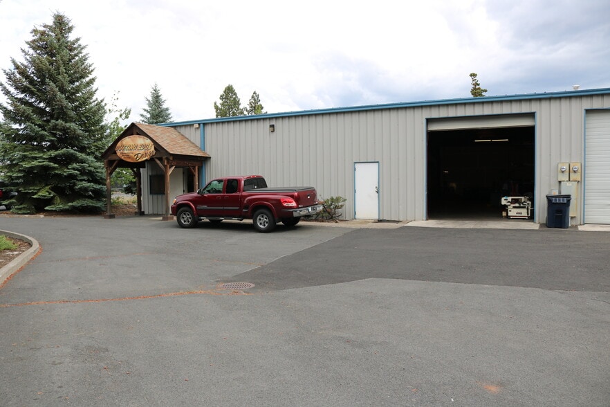 More Photos Of 45 SE Bridgeford Blvd, Bend Warehouse For Lease