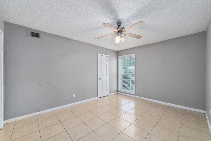More Photos Of 8330 Carvel Ln, Houston Apartments For Sale