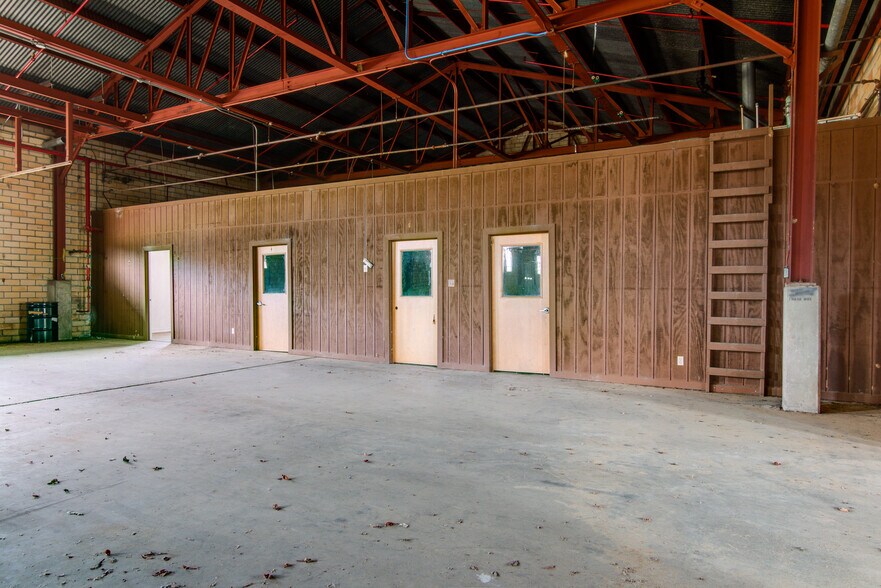 More Photos Of 580 Oak St, Hooks Manufacturing For Lease