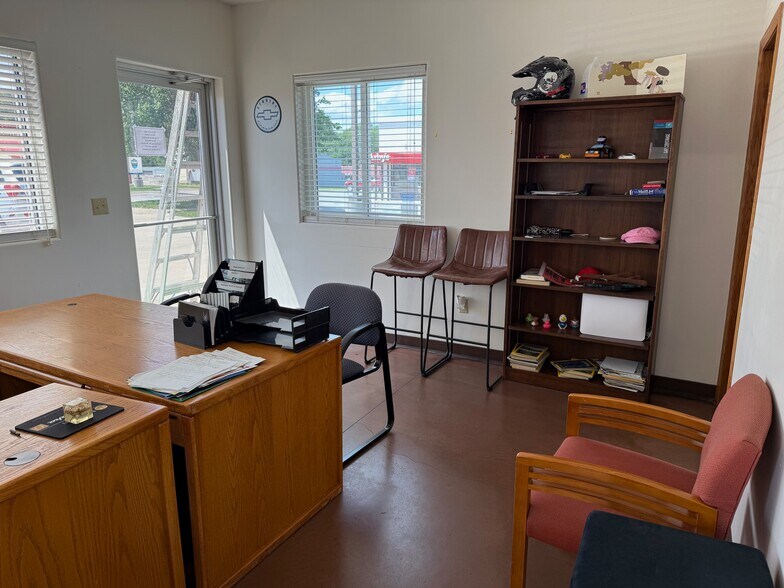 More Photos Of 1651 S 11th St, Nebraska City Showroom For Sale