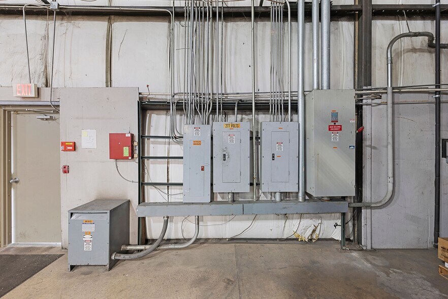 More Photos Of 456 Swanson Dr, Dresden Warehouse For Lease