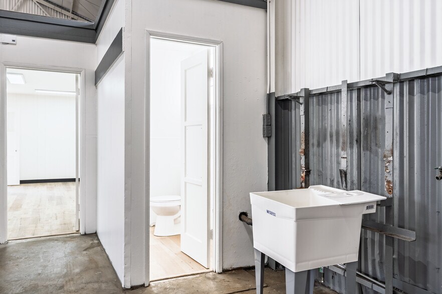 More Photos Of 10925 Vulcan St, South Gate Warehouse For Lease