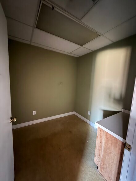 More Photos Of 1077 Baxter St, Athens Office For Lease