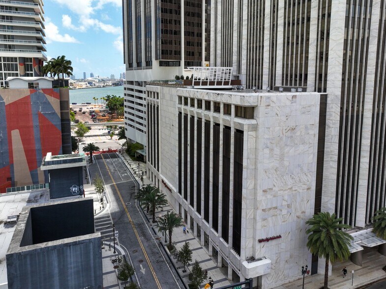 More Photos Of 1 SE 3rd Ave, Miami Office For Lease