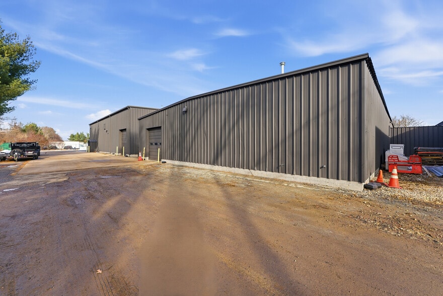 More Photos Of 198-202 Benton Dr, East Longmeadow Warehouse For Lease
