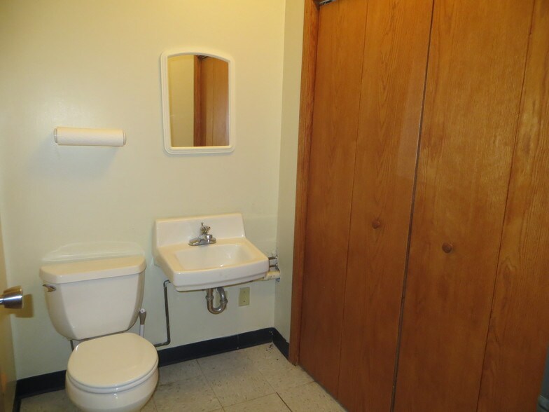 More Photos Of 4214 Fleur Dr, Des Moines General Retail For Lease