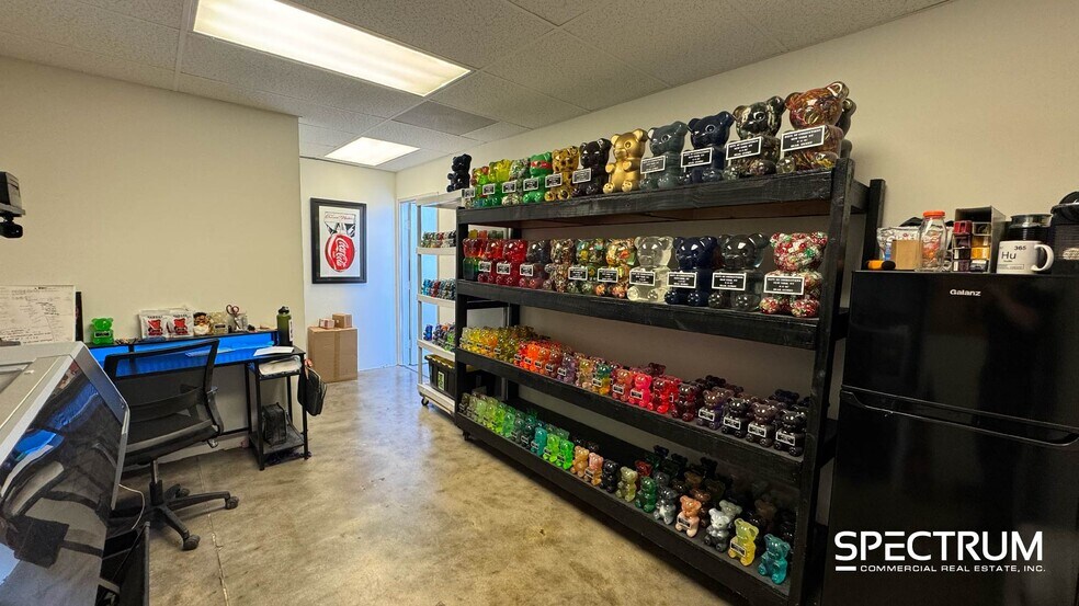 More Photos Of 15414 Cabrito Rd, Van Nuys Manufacturing For Lease