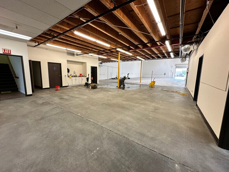 More Photos Of 24922 Anza Dr, Valencia Warehouse For Lease
