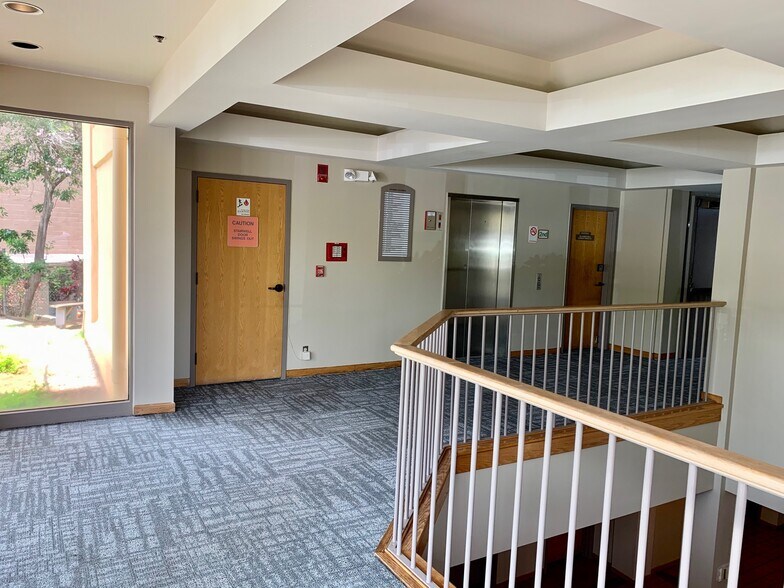 More Photos Of 10 Hoohui Rd, Lahaina Office For Lease