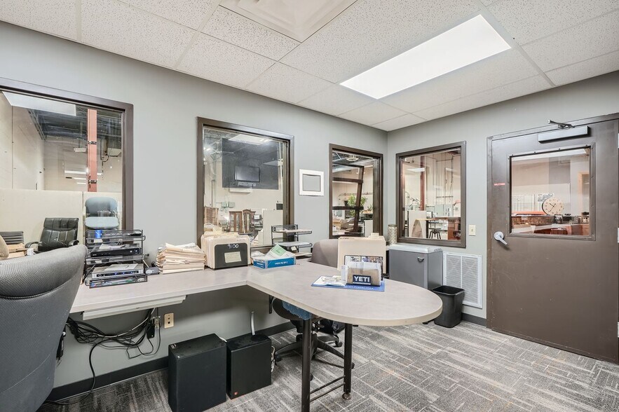 More Photos Of 2075 Prosperity Rd, Saint Paul Light Distribution For Sale