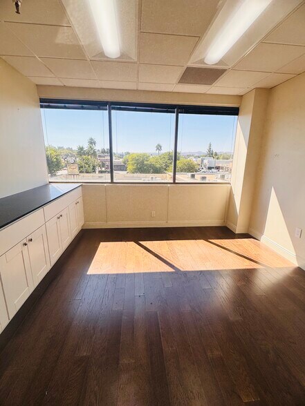 More Photos Of 21731 Ventura Blvd, Woodland Hills Medical For Lease