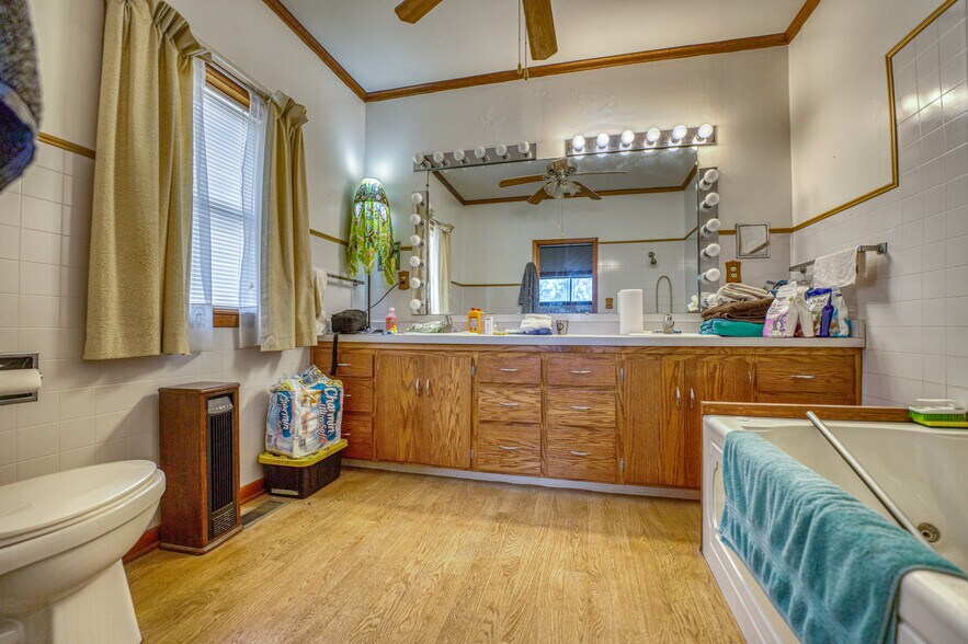 More Photos Of 208 Court St, Jasper Hotel For Sale