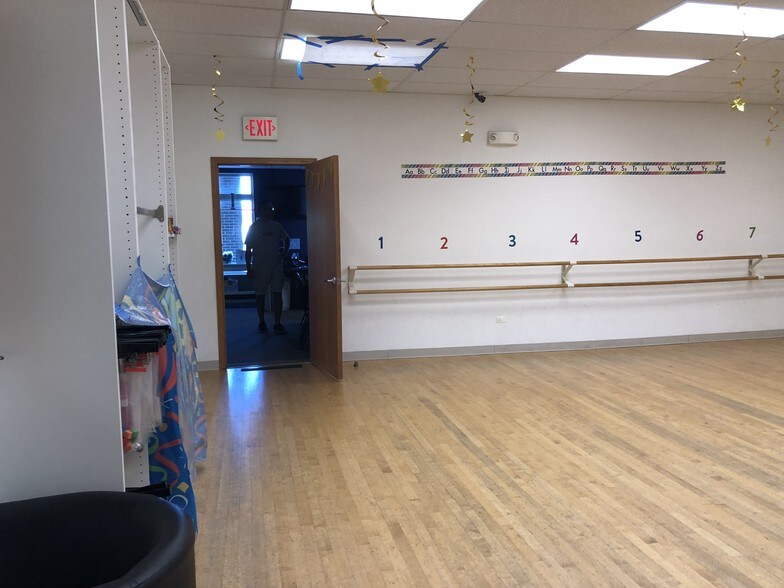 More Photos Of 608 E Veterans Pky, Yorkville Medical For Lease