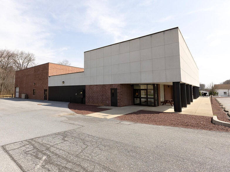 More Photos Of 3091 Lebanon Rd, Manheim Freestanding For Lease