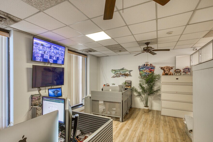 More Photos Of 1800 University Pky, Sarasota Warehouse For Sale