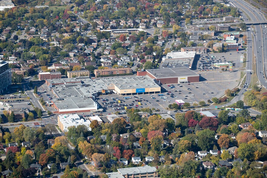 More Photos Of 310-484 Av Dorval, Dorval General Retail For Lease