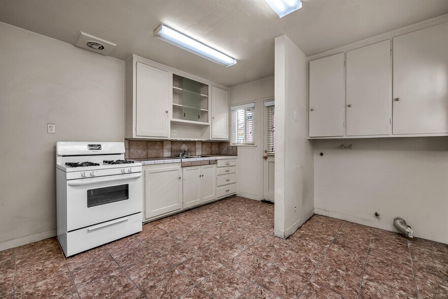 More Photos Of 2402 Marine Ave, Gardena Storefront For Sale