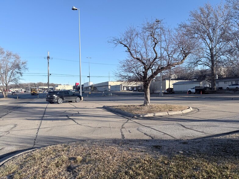 More Photos Of 2214 Lindyview Rd, Bellevue Fast Food For Sale
