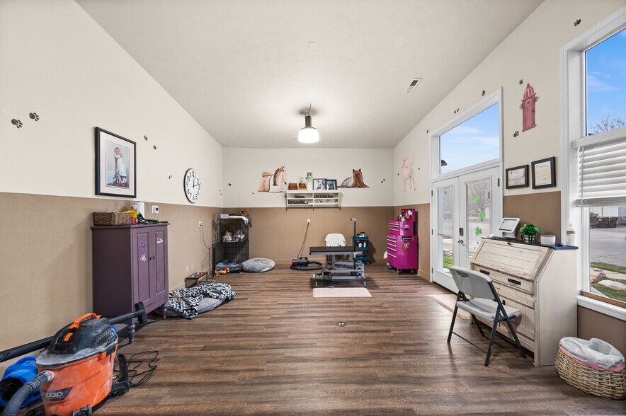 More Photos Of 5951 S Stratler St, Salt Lake City Veterinarian Kennel For Sale