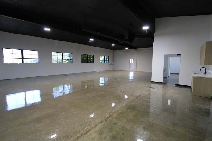 More Photos Of 2124-2134 Floyd St, Burbank Warehouse For Lease
