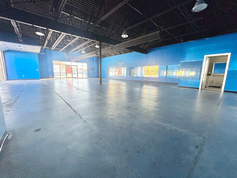 More Photos Of 7 Lafayette Rd, North Hampton Freestanding For Lease