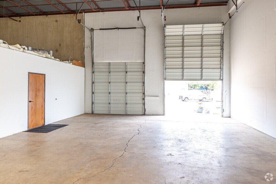 More Photos Of 2515 Willowbrook Rd, Dallas Warehouse For Lease