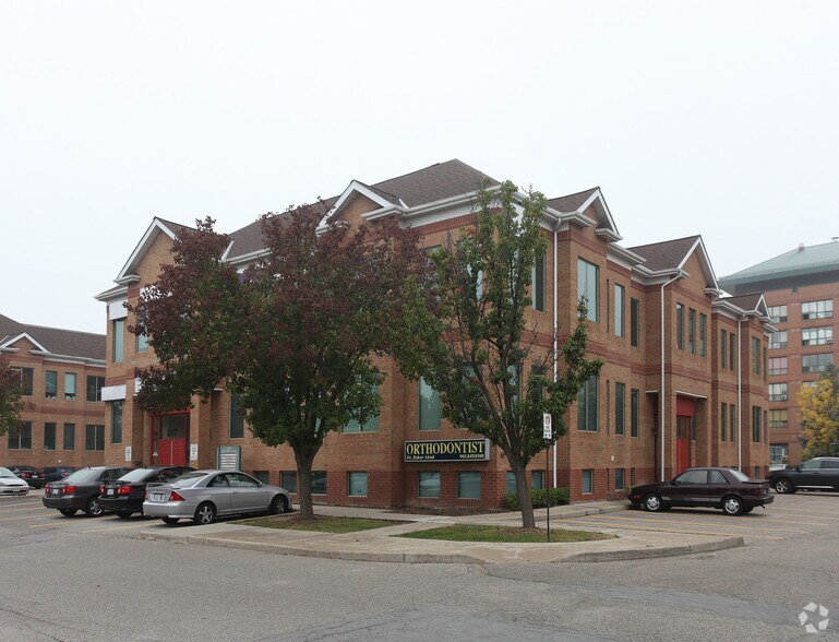 More Photos Of 247 N Service Rd W, Oakville Office For Lease