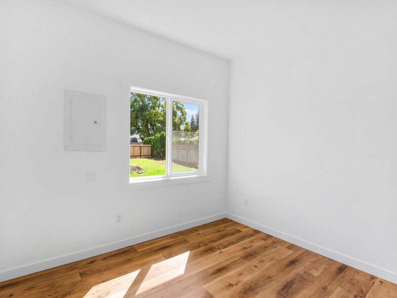 More Photos Of 525 SW 4th Ave, Canby Apartments For Sale