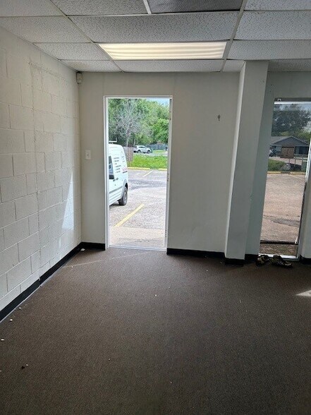 More Photos Of 9050 Emnora Ln, Houston Warehouse For Lease