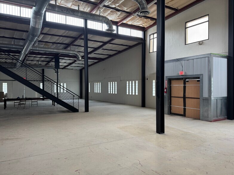 More Photos Of 1108 S Flores St, San Antonio Showroom For Lease