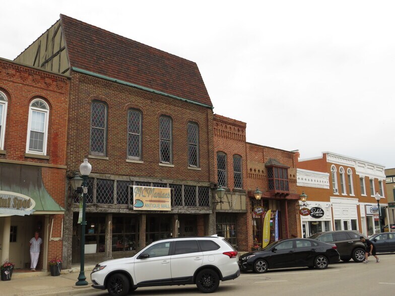 More Photos Of 110-112 W Washington st, Morris General Retail For Sale