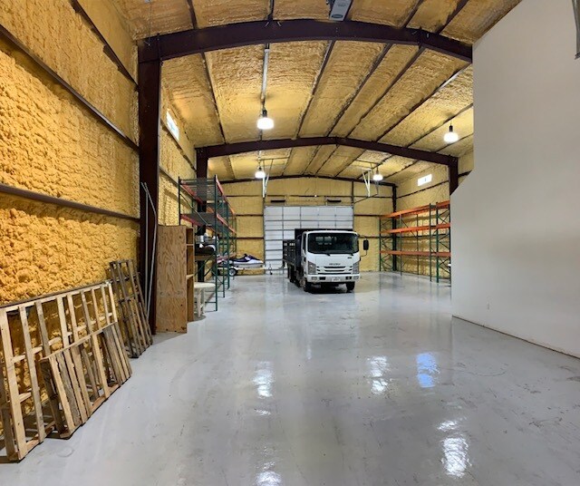 More Photos Of 15008 Iowa St, Austin Warehouse For Lease