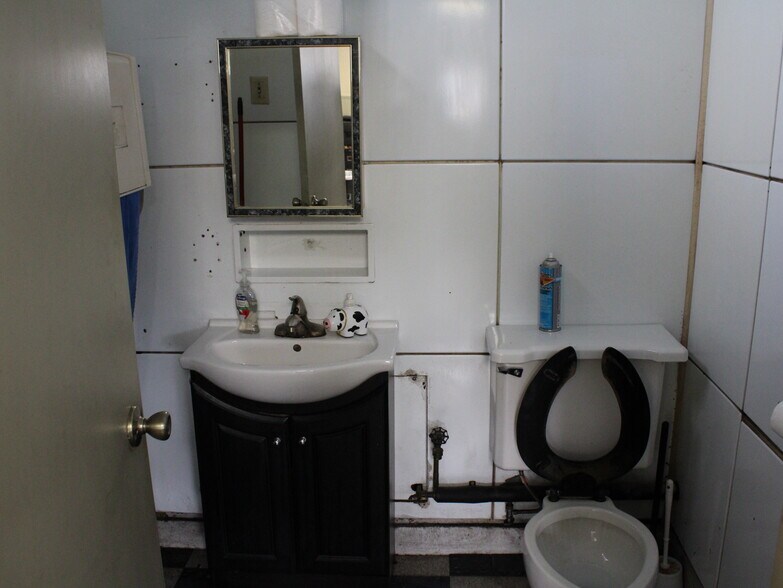 More Photos Of 523 S Main St, Fond Du Lac Auto Repair For Sale