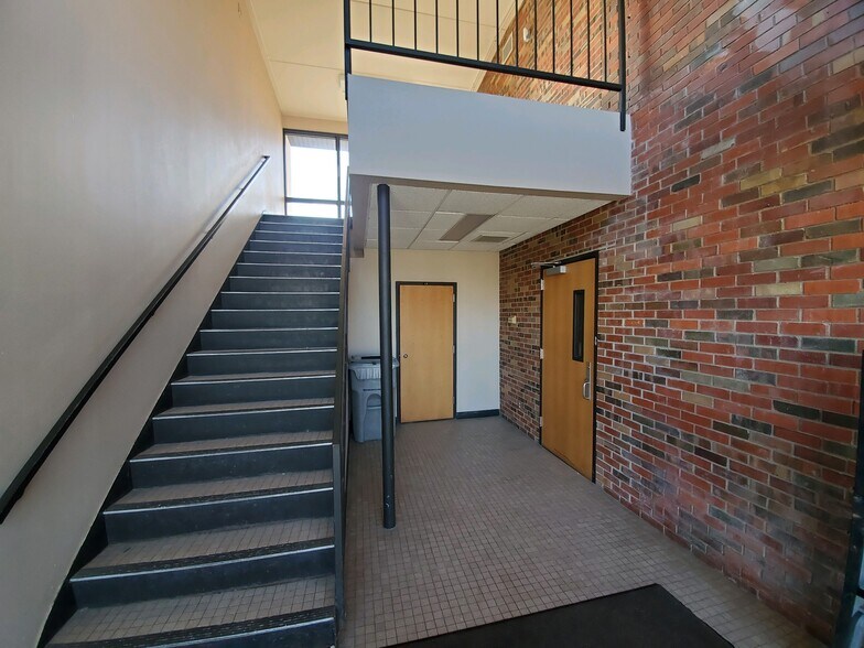 More Photos Of 2690 Fleur Dr, Des Moines Office For Lease
