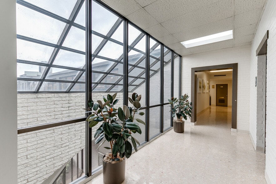 More Photos Of 2025 E Main St, Richmond Office For Lease