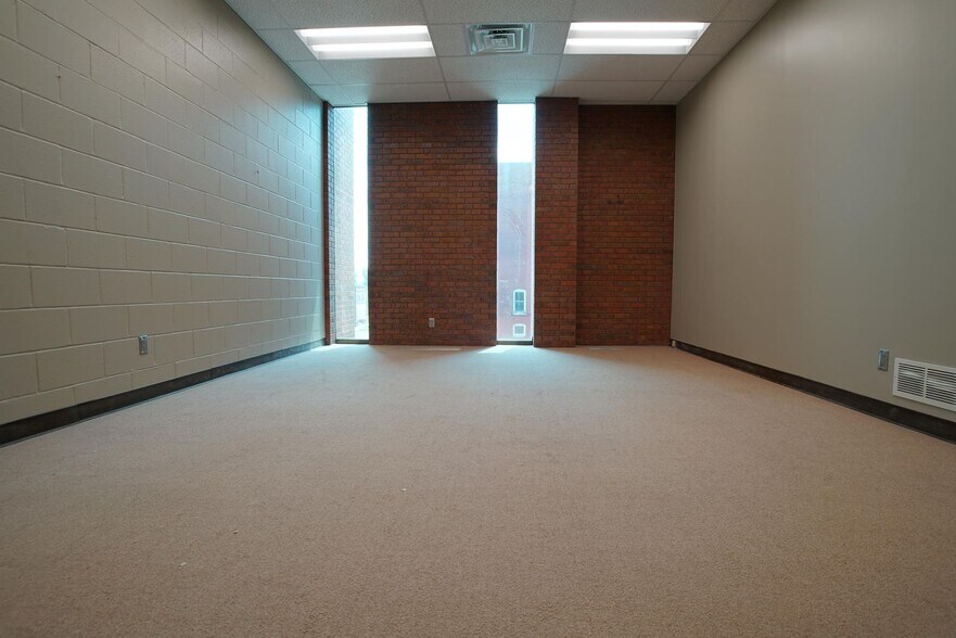 More Photos Of 208 W Reed St, Moberly Office For Sale
