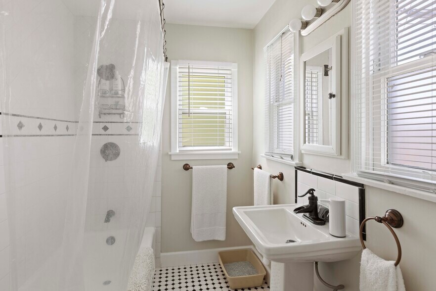 More Photos Of 1569 S Orange Grove Ave, Los Angeles Apartments For Sale