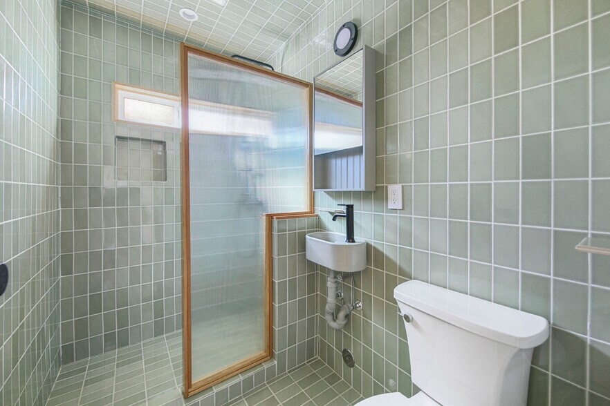 More Photos Of 3361 Hamilton Way, Los Angeles Apartments For Sale