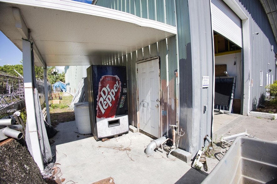 More Photos Of 13050 NW 43rd Ave, Opa Locka Warehouse For Lease