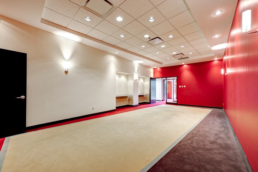 More Photos Of 867-877 Boul Jean-Paul-Vincent, Longueuil Warehouse For Lease