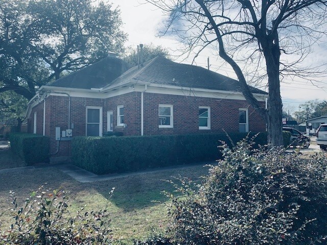 More Photos Of 717 E 1st St, Humble Office Residential For Sale