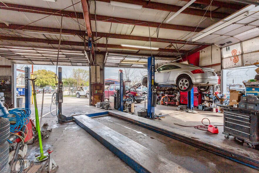 More Photos Of 8921 Daffodil Ave, Houston Auto Repair For Sale