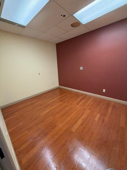 More Photos Of 1142 Carling Ave, Ottawa Office For Lease