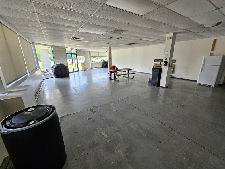 More Photos Of 100 Centre Dr, Orchard Park Warehouse For Lease