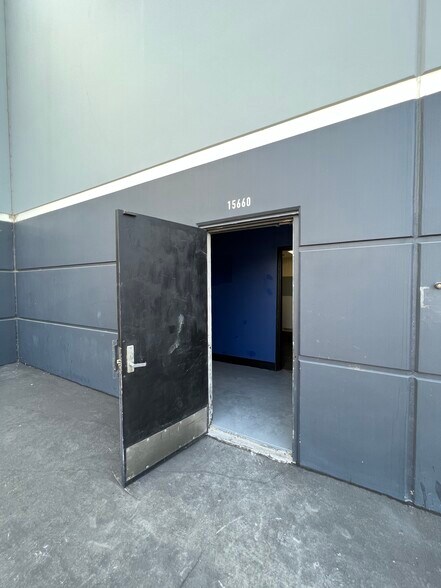 More Photos Of 15650 El Prado Rd, Chino Warehouse For Lease