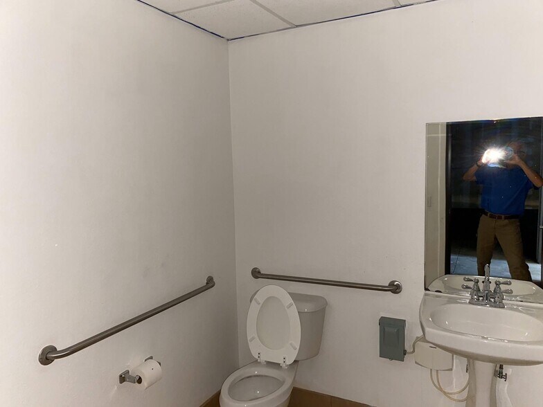 More Photos Of 3531-3547 MacDonnell Ave, Norman Warehouse For Lease