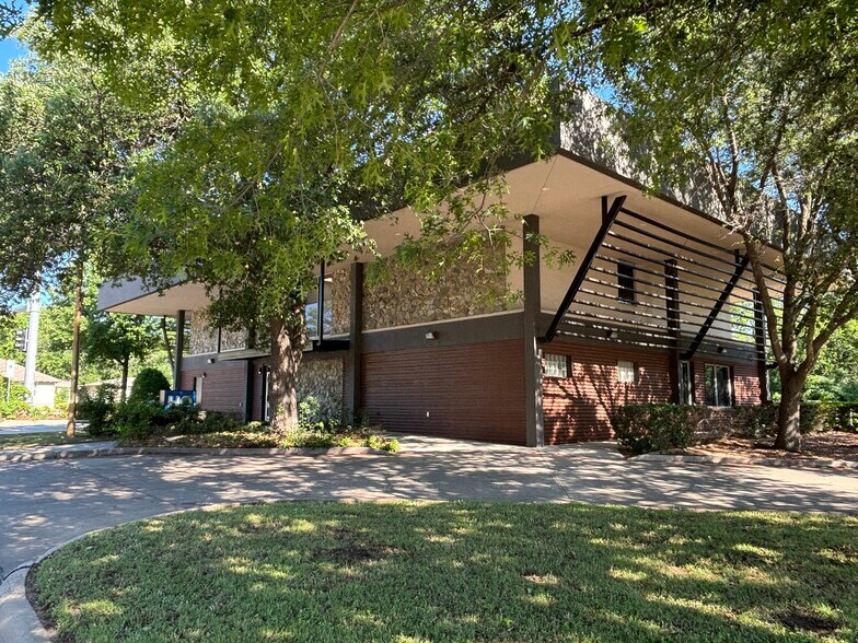 Primary Photo Of 414 W Parkway St, Denton Loft Creative Space For Lease