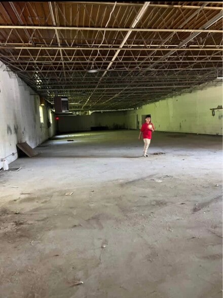 More Photos Of 204 Thompson Ave, Fredericksburg Warehouse For Lease